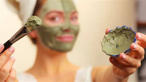 Aplicación de mascarilla de arcilla facial