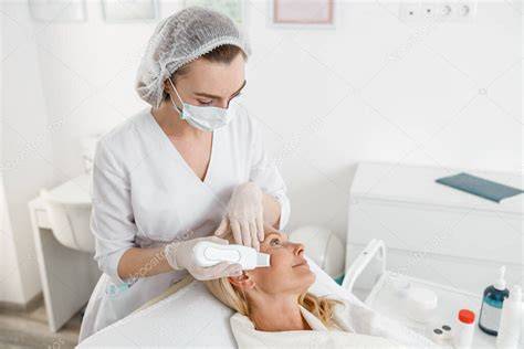 Dermatólogo realizando infiltración facial