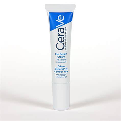 Aplicación de crema en contorno de ojos sensible