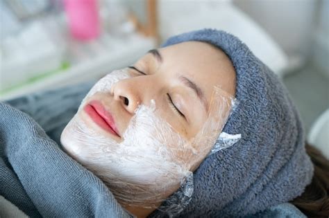 Aplicación de crema anestésica antes del láser
