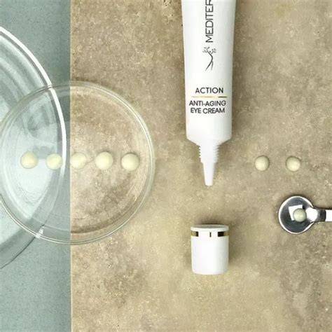Aplicación de contorno de ojos antiedad