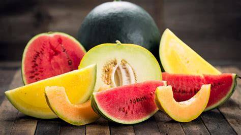Melones y sandías expuestos al sol