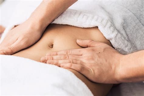 Masaje circular en abdomen con aceite corporal