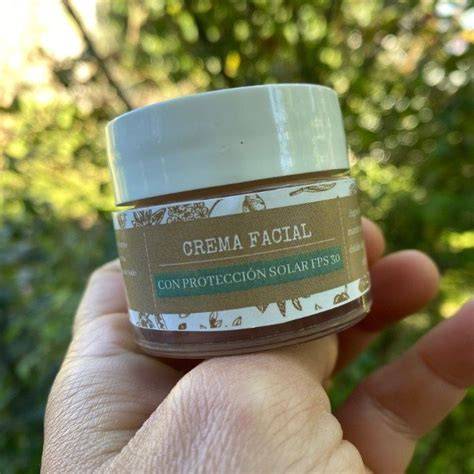 Crema facial botánica sobre piel