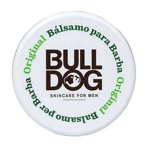 Hombre aplicando bálsamo Bulldog en la barba