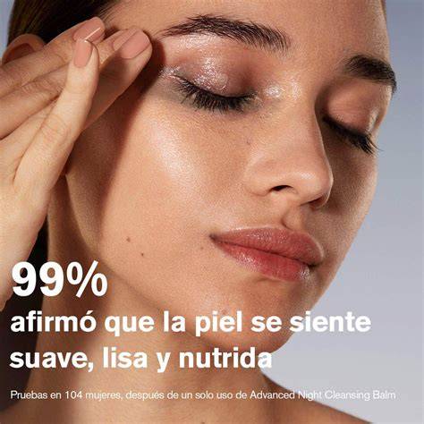 Aplicación de bálsamo desmaquillante facial