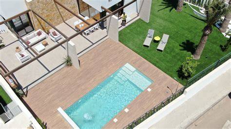 Zona de piscina y solárium del apartotel